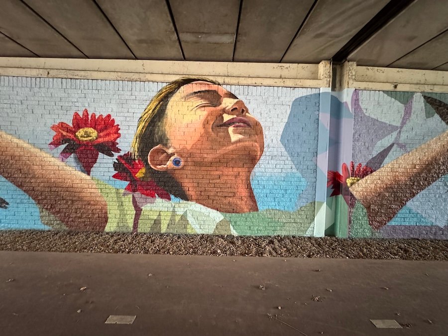 Een graffiti kunstenaar in Amsterdam